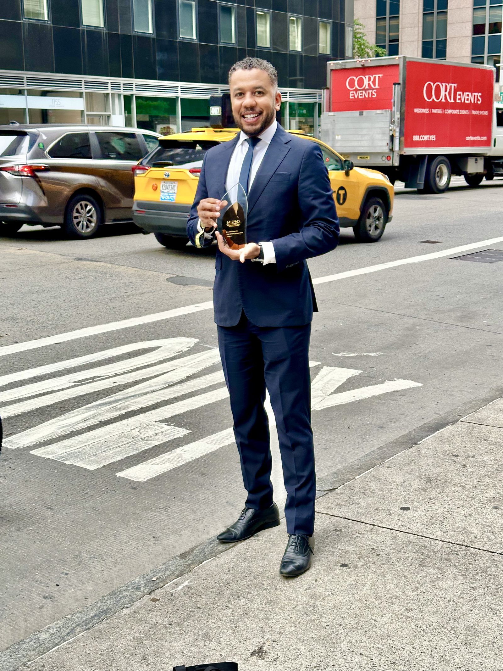 Renan de Souza com o troféu MIPAD nas ruas de Nova York