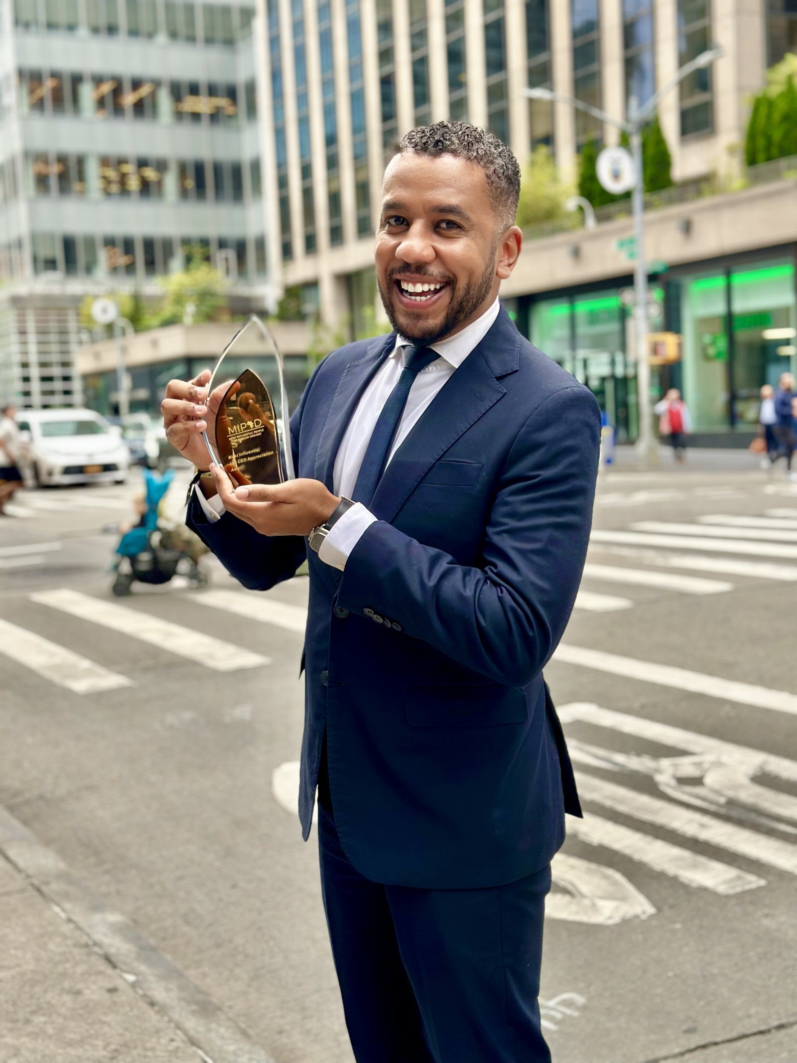 Renan de Souza sorrindo com o troféu em Nova York