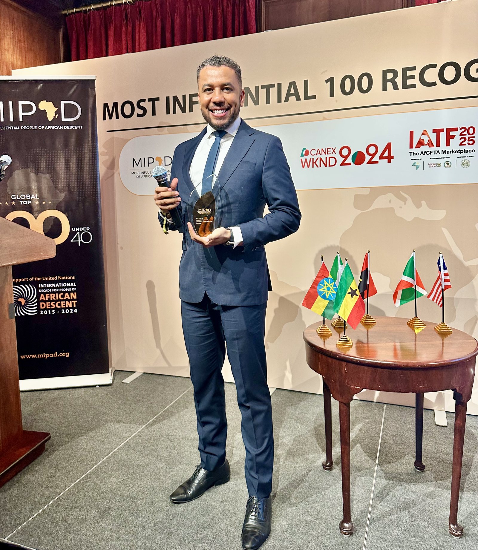 Renan de Souza com o troféu no palco do MIPAD