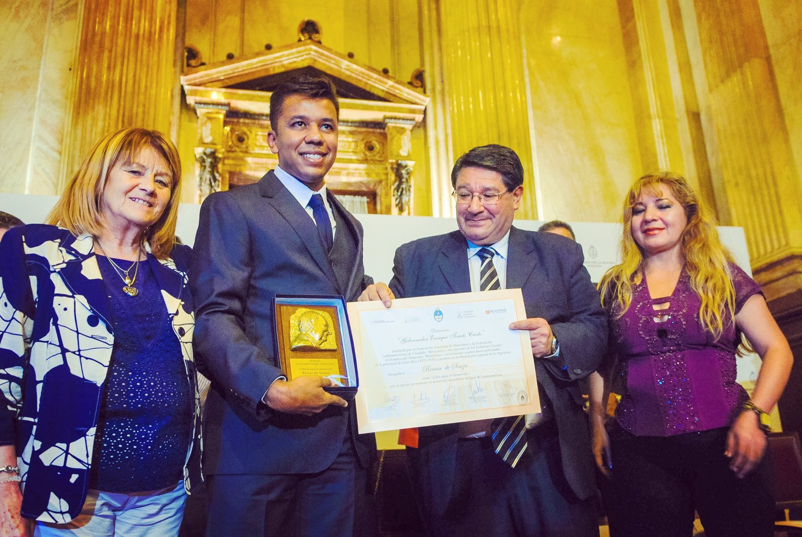 Renan de Souza recebendo o Prêmio Enrique Tomás Cresto no Senado da Argentina