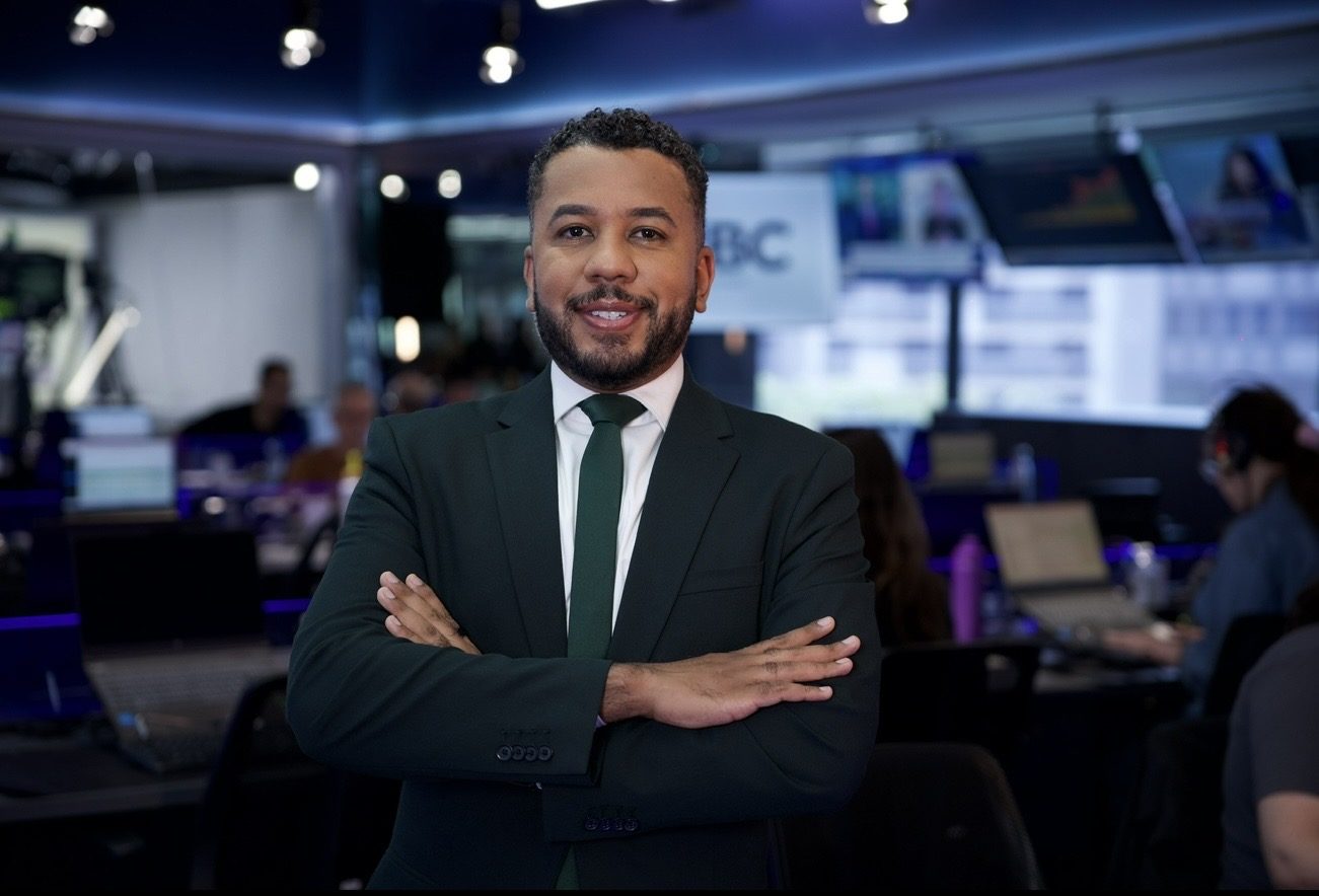 Renan de Souza visto por trás das câmeras no estúdio