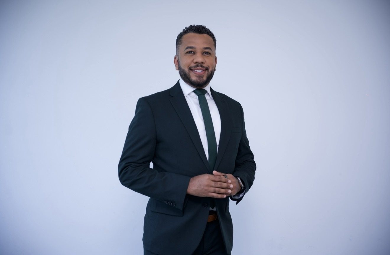 Retrato corporativo de Renan de Souza junto à janela