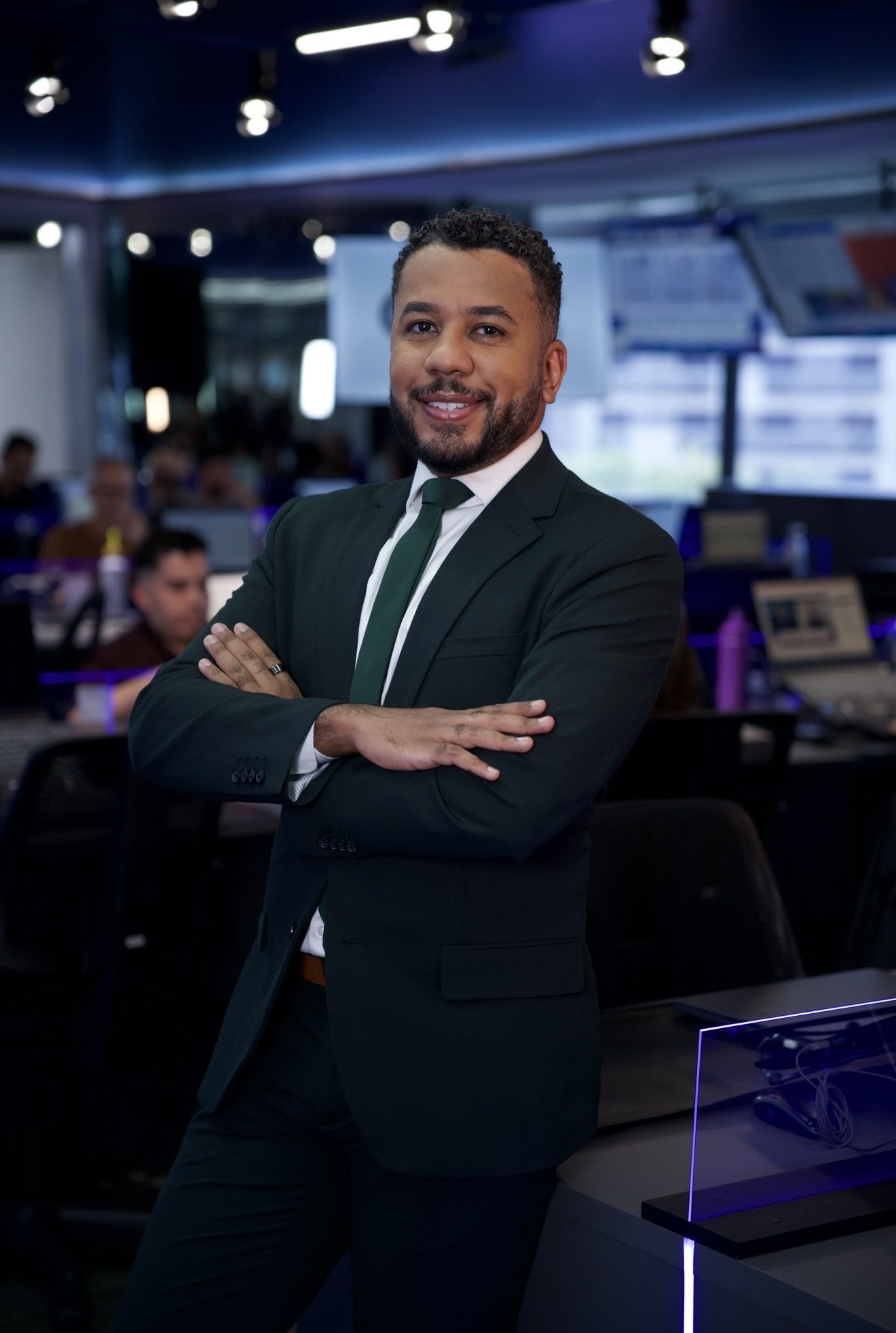 Renan de Souza, jornalista e âncora, na redação do Times Brasil | CNBC